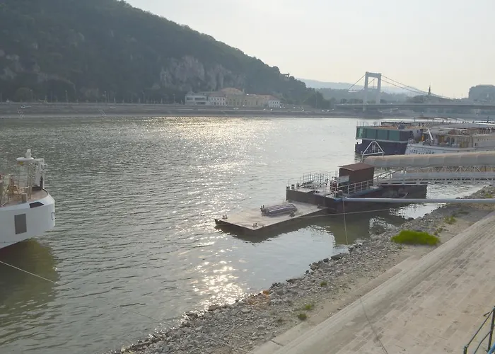 בית הארחה Riverside Danube *