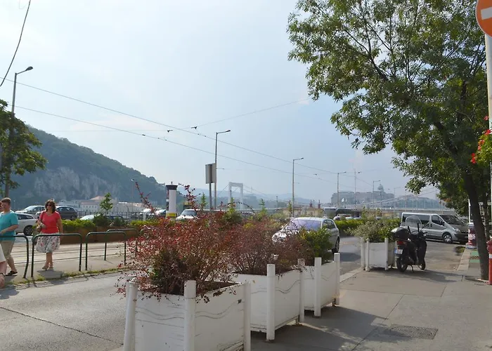 Riverside Danube בית הארחה