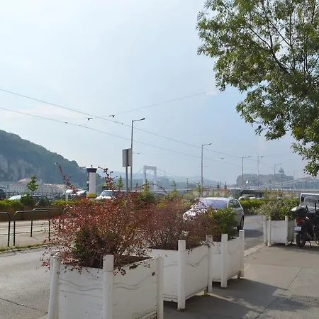 Riverside Danube بيت ضيافة